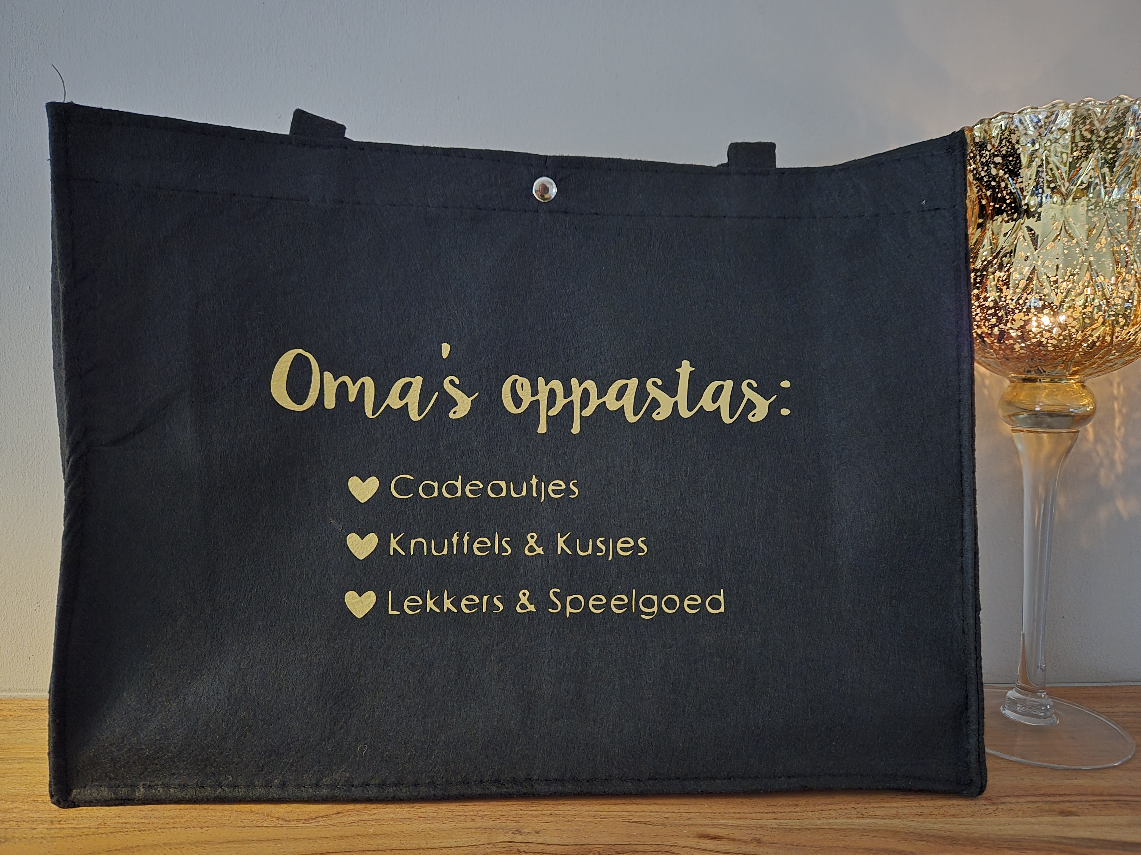 Vilten tas - Oma's Oppastas - Zwart