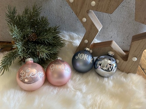 Kerstbal met babyvoetjes en naam - Roze mat