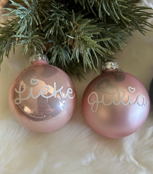 Kerstbal met babyvoetjes en naam - Roze glans